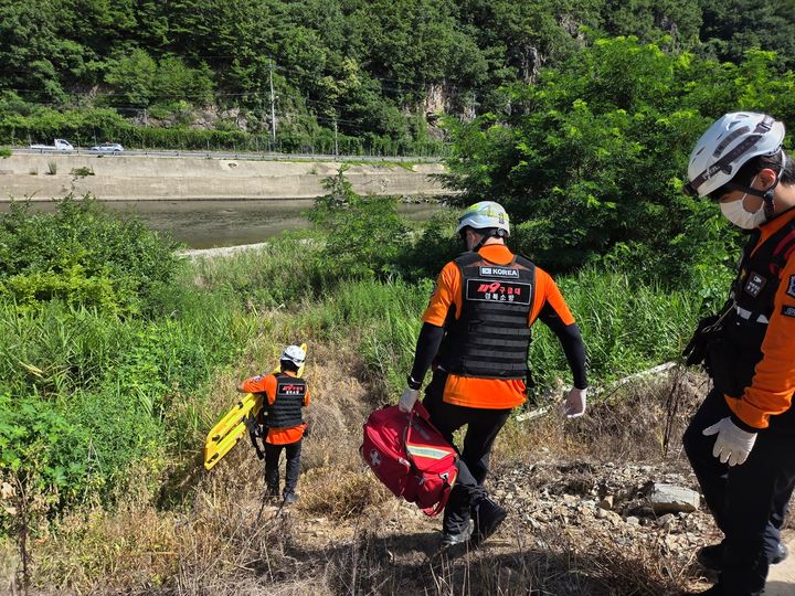 [안동=뉴시스]다슬기 사고 현장 출동(사진=경북소방본부 제공) photo@newsis.com *재판매 및 DB 금지