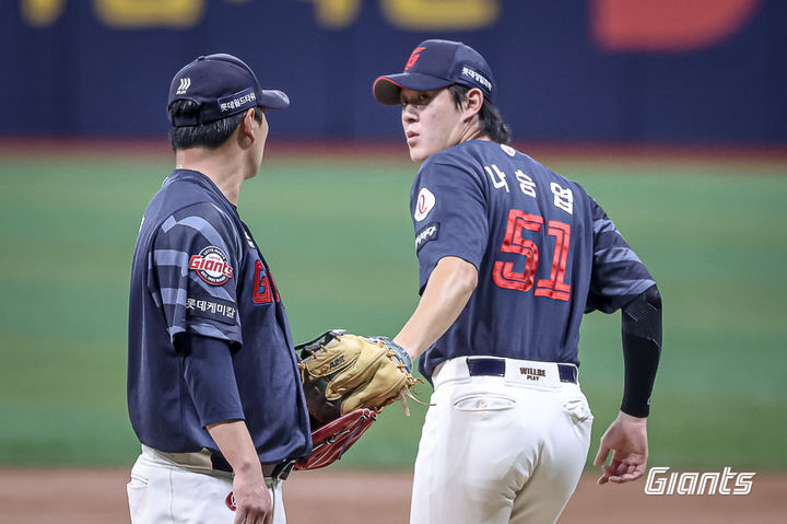 [서울=뉴시스] 프로야구 롯데 자이언츠 나승엽이 2일 서울 고척스카이돔에서 열린 2025 신한 쏠뱅크 KBO리그 키움 히어로즈와의 경기에서 수비를 마친 뒤 공을 건네고 있다. (사진=롯데 자이언츠 제공) 2025.08.02. *재판매 및 DB 금지