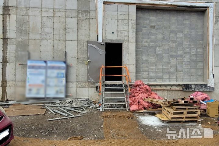 [제주=뉴시스] 3일 오전 제주시 도두동 소재 공사장에서 가스 누출 사고가 발생해 소방당국이 구조에 나서고 있다. (사진=제주소방안전본부 제공) 2025.8.03. photo@newsis.com