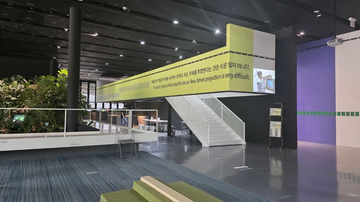 [사진=박현주 미술전문기자]백남준아트센터 1층 전경. 백남준이 화면에서 계속 말하고 움직이는 백남준의 집이다. 2025.08.01 hyun@newsis.com *재판매 및 DB 금지