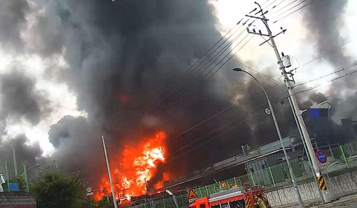 [영천=뉴시스] 영천 금호읍의 한 공장에서 불이 나 소방대가 출동해 진화중이다. (사진=경북소방본부 제공) 2025.08.03. photo@newsis.com *재판매 및 DB 금지