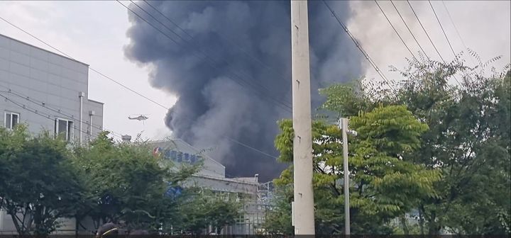 [영천=뉴시스] 영천 금호읍의 한 공장에서 불이 나 소방대가 출동해 진화중이다. (사진=경북소방본부 제공) 2025.08.03. photo@newsis.com *재판매 및 DB 금지