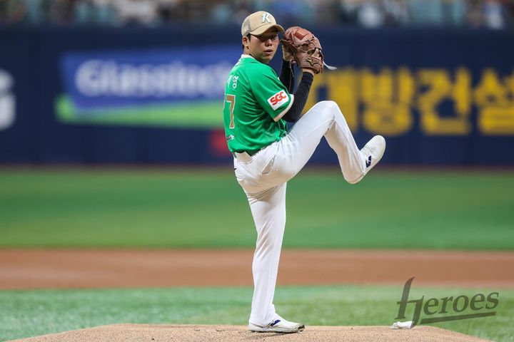 [서울=뉴시스] 프로야구 키움 히어로즈 정세영이 3일 서울 고척스카이돔에서 열린 2025 신한 쏠뱅크 KBO리그 롯데 자이언츠와의 경기에 선발 등판해 공을 던지고 있다. (사진=키움 히어로즈 제공) 2025.08.03. *재판매 및 DB 금지