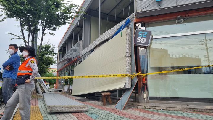 [영천=뉴시스] 3일 오후 채신공단 화학공장의 폭발을 동반한 화재로 300m 떨어진 편의점 건물의 벽체가 떨어져 나가고 간판이 꺾여져 있다. (사진=영천타임즈 제공) 2025.08.03. photo@newsis.com&nbsp; *재판매 및 DB 금지