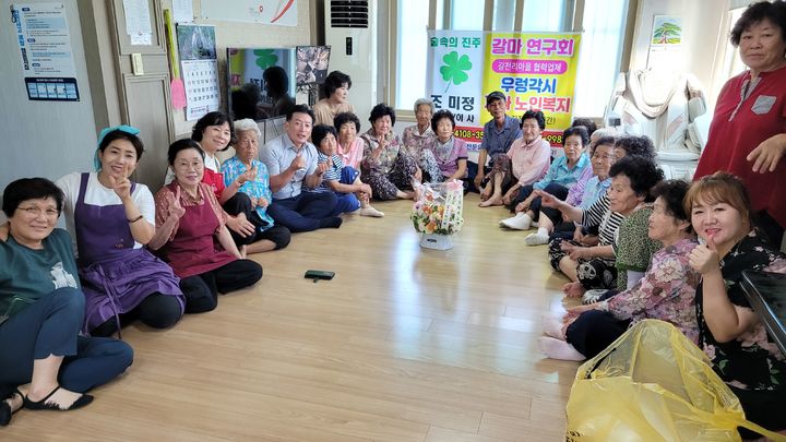 [진주=뉴시스]우렁각시재가복지센터 진주시 금산면 갈전리 조동경로당 위문.(사진=복지센터 제공).2025.08.03.photo@newsis.com *재판매 및 DB 금지