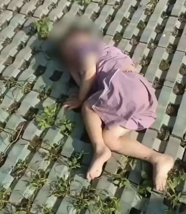 [서울=뉴시스] 중국 항저우의 아파트 18층에서 3세 남자아이가 추락했지만 생존한 사실이 알려졌다. (사진 = 베이징뉴스 캡처) 2025.08.03. *재판매 및 DB 금지