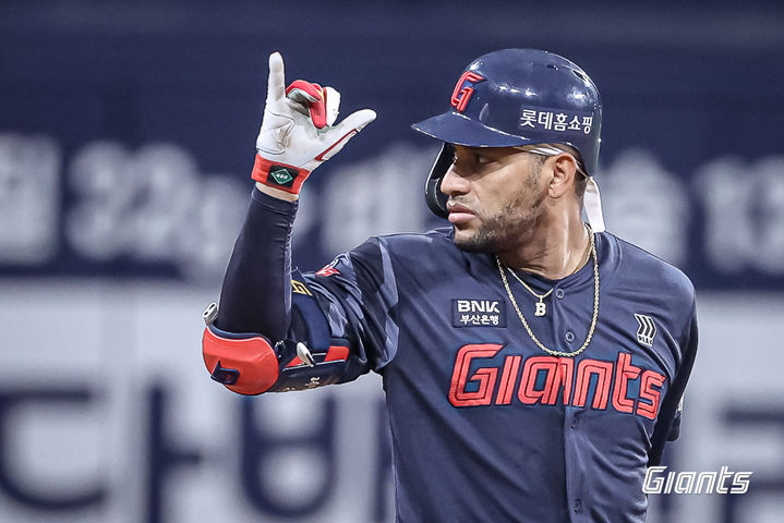 [서울=뉴시스] 프로야구 롯데 자이언츠 빅터 레이예스가 3일 서울 고척스카이돔에서 열린 2025 신한 쏠뱅크 KBO리그 키움 히어로즈와의 경기에서 적시타를 친 뒤 세리머니를 하고 있다. (사진=롯데 자이언츠 제공) 2025.08.03.