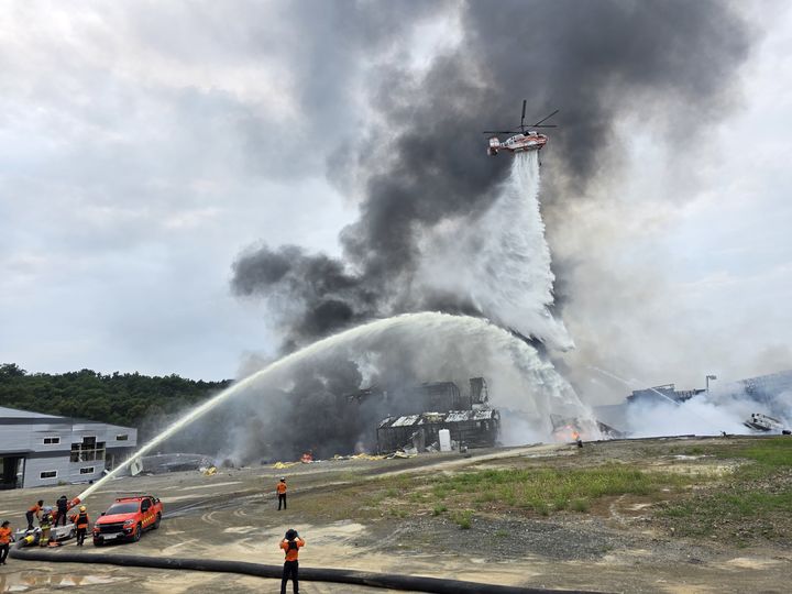 [영천=뉴시스] 오후 4시 15분 현재 영천 금호읍 채신공단 화재 진화 장면. (사진=경북소방본부 제공) 2025.08.03. photo@newsis.com *재판매 및 DB 금지