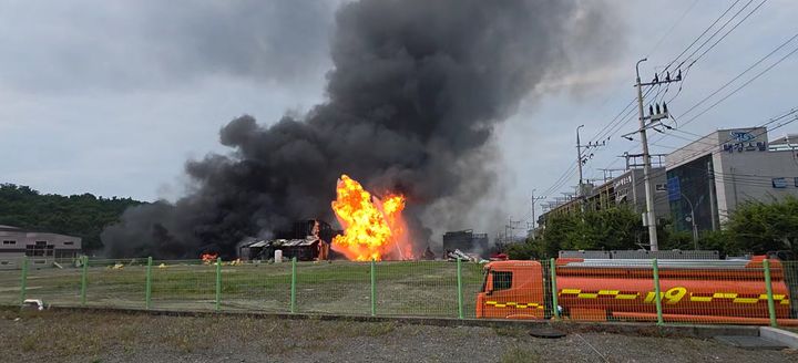 [영천=뉴시스] 오후 4시 현재 영천 금호읍 채신공단 화재 진화 장면. (사진=경북소방본부 제공) 2025.08.03. photo@newsis.com *재판매 및 DB 금지