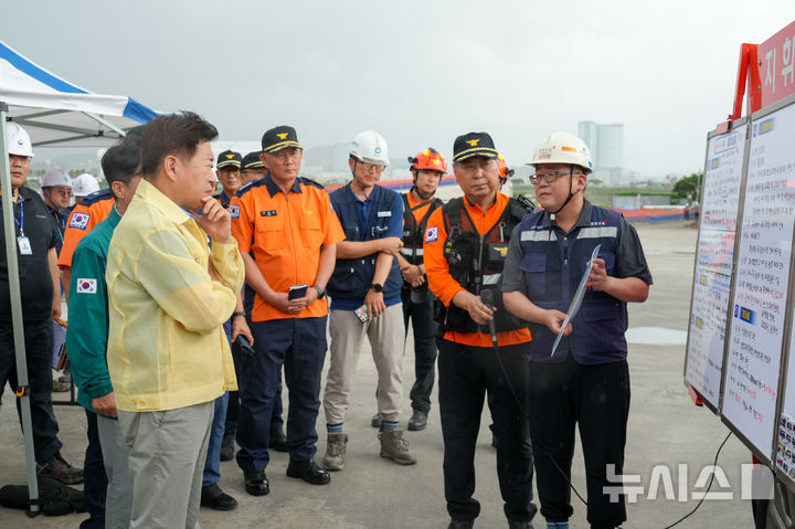 [제주=뉴시스] 오영훈 제주지사가 3일 오후 가스 누출 사고가 발생한 제주시 도두동 공공하수처리장 공사장에서 현장 브리핑을 청취하고 있다. (사진=제주도 제공) 2025.08.03. photo@newsis.com 