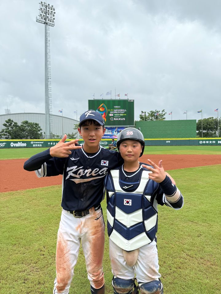 [서울=뉴시스] 제8회 세계유소년야구선수권대회에서 동메달을 수확한 한국 유소년 야구 국가대표팀의 권윤서와 민동현. (사진 = 대한야구소프트볼협회 제공) *재판매 및 DB 금지