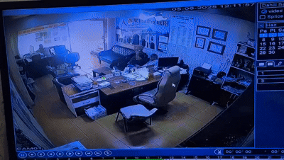 [뉴시스] 갑자기 무너지는 천장을 발로 차는 남성들의 모습. (영상=페이스북 Iskenderunorg Portal) 2025.8.3 *재판매 및 DB 금지