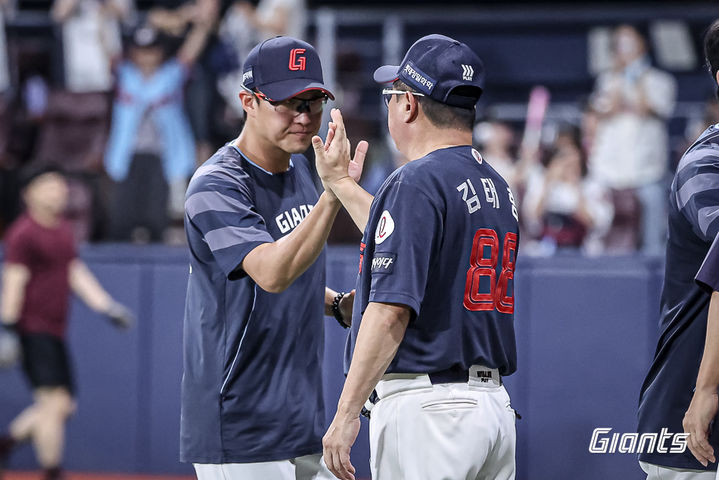 [서울=뉴시스] 프로야구 롯데 자이언츠 박세웅이 3일 서울 고척스카이돔에서 열린 2025 신한 쏠뱅크 KBO리그 키움 히어로즈와의 경기서 승리한 뒤 김태형 감독과 하이파이브를 하고 있다. (사진=롯데 자이언츠 제공) 2025.08.03. *재판매 및 DB 금지