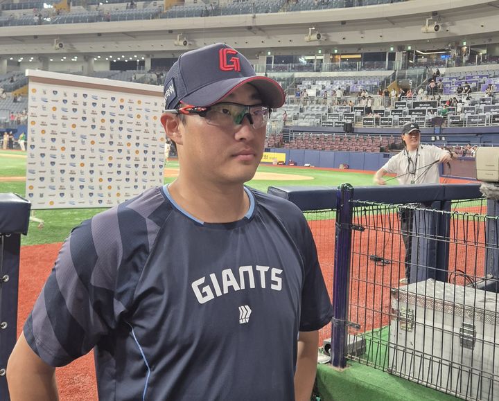 [서울=뉴시스] 문채현 기자 = 프로야구 롯데 자이언츠 박세웅이 3일 서울 고척스카이돔에서 열린 2025 신한 쏠뱅크 KBO리그 키움 히어로즈와의 경기에서 승리한 뒤 취재진의 인터뷰에 응하고 있다. 2025.08.03. dal@newsis.com *재판매 및 DB 금지