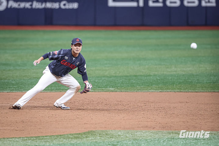 [서울=뉴시스] 프로야구 롯데 자이언츠 손호영이 3일 서울 고척스카이돔에서 열린 2025 신한 쏠뱅크 KBO리그 키움 히어로즈와의 경기에서 수비를 하고 있다. (사진=롯데 자이언츠 제공) 2025.08.03. *재판매 및 DB 금지