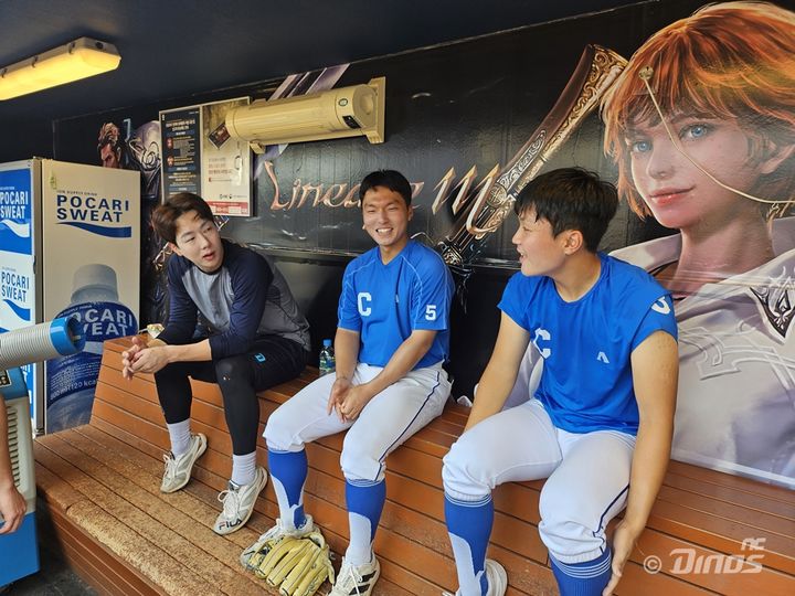 [서울=뉴시스] NC 다이노스의 박건우가 경기 볼보이를 하기 위해 창원 NC파크를 찾은 창원공고 강민규, 강지호와 함께 합동 훈련을 진행했다. (사진 = NC 다이노스 제공) *재판매 및 DB 금지