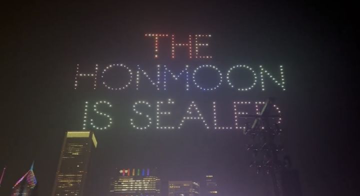 [서울=뉴시스] 2일(현지시간) 미국 시카고에서 열린 트와이스 '롤라팔루자 시카고' 헤드라이너 공연 당시 밤하늘에 새겨진 "더 혼문 이즈 실드(The HONMOON IS SEALED)" 문구. (사진 = 넷플릭스 소셜 미디어 캡처) 2025.08.03. photo@newsis.com *재판매 및 DB 금지