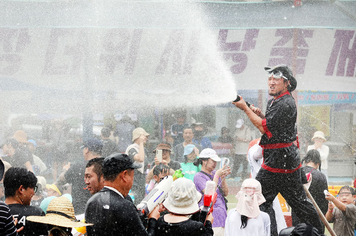 [평창=뉴시스] 3일 오후 강원 평창군 대화면 땀띠공원 일원에서 열린 '2025 평창더위사냥축제'를 찾은 방문객들이 물총을 쏘며 땀띠귀신을 사냥하는 워터워를 즐기고 있다.(사진=평창군 제공) 2025.08.03. photo@newsis.com *재판매 및 DB 금지
