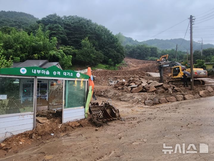 [산청=뉴시스] 서희원 기자= 3일 오후 6시께 지난달 극한호우로 실종자가 발생한 산청군 부리 내부마을에 비가 내리고 있는 가운데 복구작업이 한창이다. 2025. 08. 03. shw1881@newsis.com