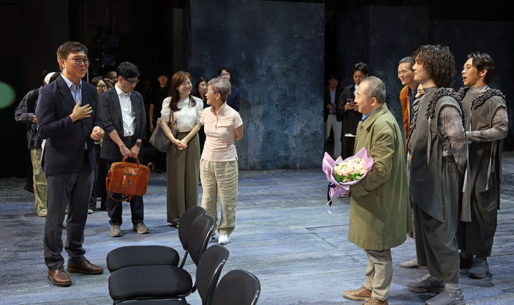 최휘영 문화체육관광부 장관이 3일 서울 중구 명동예술극장을 방문해 국립극단의 '삼매경' 종연 공연을 관람한 뒤 출연진을 격려하고 있다. (사진=문체부 제공) *재판매 및 DB 금지