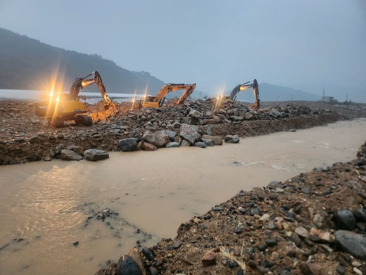 [산청=뉴시스] 서희원 기자= 3일 오후 7시께 지난달 극한 호우로 산청군 신등면 단계천이 범람하면서 둑이 무너져 늦은 밤까지 복구작업이 한창이다. 2025. 08. 03. shw1881@newsis.com *재판매 및 DB 금지