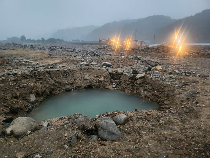 [산청=뉴시스] 서희원 기자= 3일 오후 7시께 지난달 극한 호우로 산청군 신등면 단계천이 범람하면서 둑이 무너져 늦은 밤까지 복구작업이 한창이다. 2025. 08. 03. shw1881@newsis.com *재판매 및 DB 금지