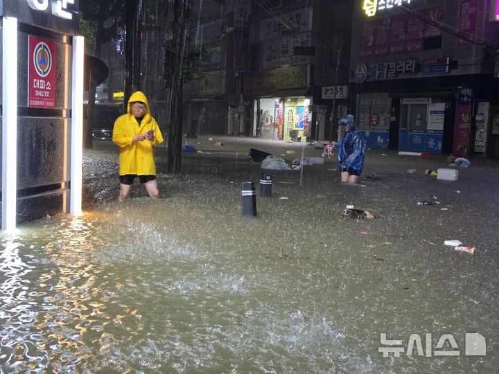 [광주=뉴시스] 광주지역에 폭우가 쏟아지고 있는 3일 밤 광주 북구 운암동 일대가 침수돼 주민들이 불편을 겪고 있다. (사진 = 독자 제공) 2025.08.03. photo@newsis.com