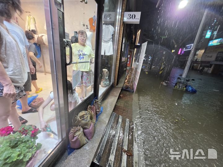 [광주=뉴시스] 광주지역에 폭우가 쏟아지고 있는 3일 밤 광주 북구 운암동 일대가 침수돼 주민들이 대비하고 있다. (사진 = 독자 제공) 2025.08.03. photo@newsis.com