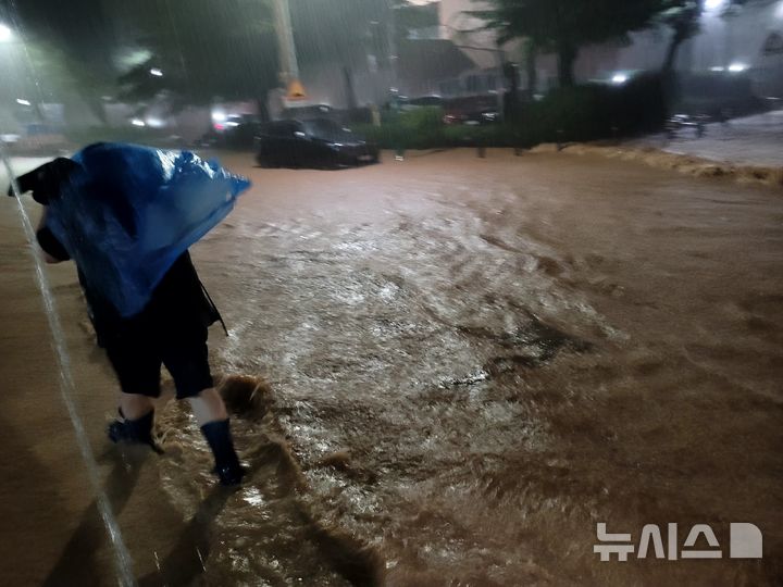 [무안=뉴시스] 3일 오후 전남 무안군 일대가 밤늦게 쏟아진 폭우로 침수돼 주민들이 불편을 겪고 있다. 무안군에는 이날 오후 10시 기준 누적 강수량 289.6㎜ 기록적 폭우가 쏟아지고 있다. (사진 = 독자 제공) 2025.08.03. photo@newsis.com