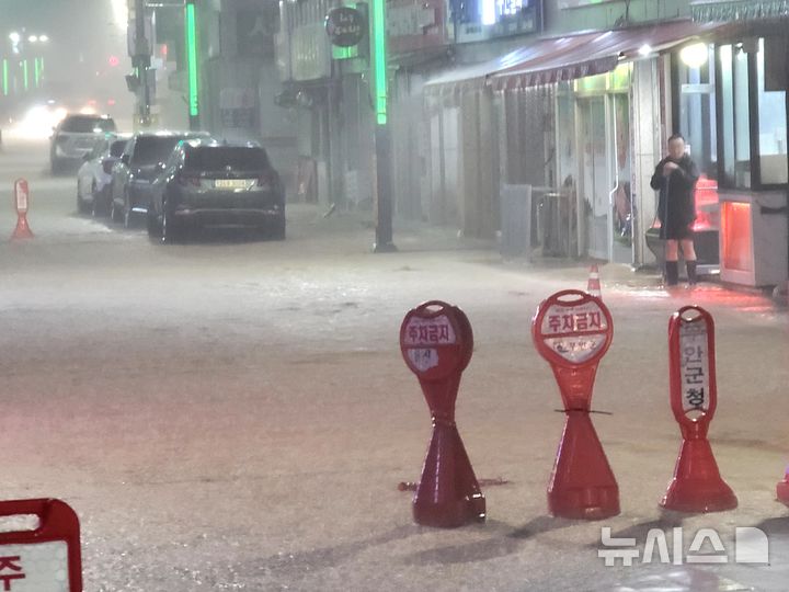 [무안=뉴시스] 3일 오후 전남 무안군 일대가 밤늦게 쏟아진 폭우로 침수돼 주민들이 불편을 겪고 있다. 무안군에는 이날 오후 10시 기준 누적 강수량 289.6㎜ 기록적 폭우가 쏟아지고 있다. (사진 = 독자 제공) 2025.08.03. photo@newsis.com