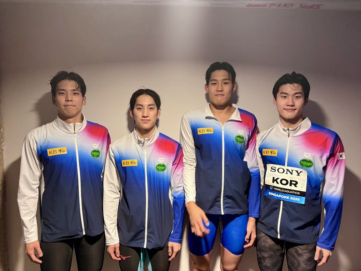 [서울=뉴시스] 2025 싱가포르 세계수영선수권대회 경영 남자 혼계영 400m에서 결승에 오른 한국 대표팀. 왼쪽부터 이주호, 최동열, 김영범, 황선우. (사진 = 대한수영연맹 제공) *재판매 및 DB 금지