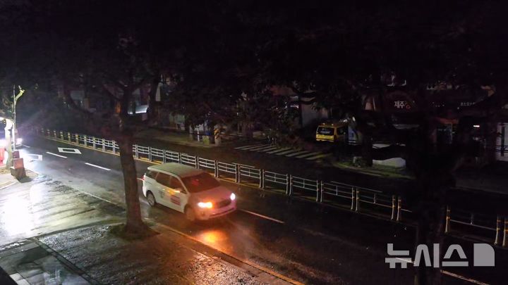 [제주=뉴시스] 지난 3일 오후 제주시에서 정전으로 인해 가로등이 꺼진 도로에서 차량이 지나고 있다. (사진=독자 제공) 2025.08.03. photo@newsis.com&nbsp; 