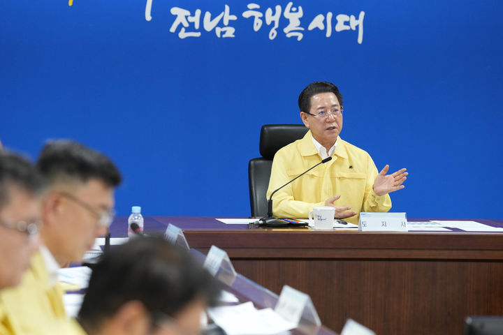 [무안=뉴시스] 김영록 전남지사가 3일 오후 9시 도청 재난종합상황실에서 호우 대처 상황 점검 회의를 주재하고 있다. (사진 제공 = 전남도). 2025.08.03. photo@newsis.com *재판매 및 DB 금지