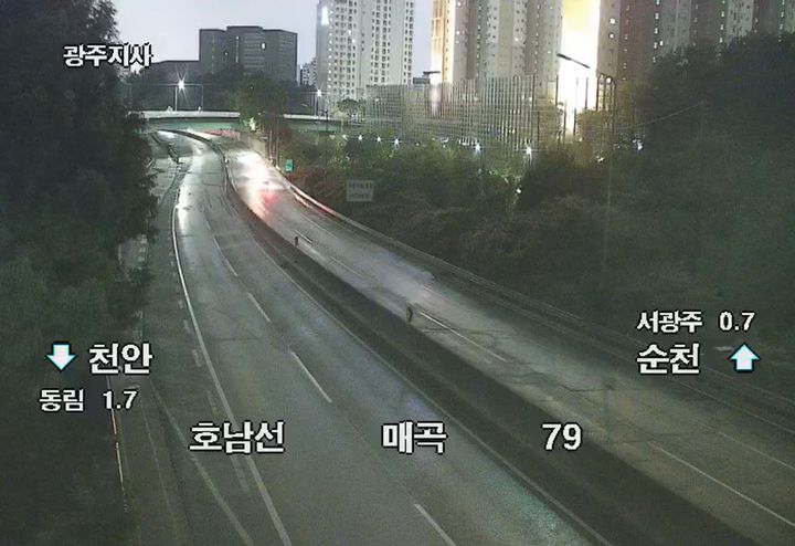 [광주=뉴시스] 한국도로공사는 3일 오후 10시20분을 기해 호남고속도로 광주 북구 용봉나들목(IC)~서광주IC 천안 방면 도로를 전면 차단했다. (사진=도로공사 CCTV 영상 갈무리) 2025.08.03. photo@newsis.com *재판매 및 DB 금지