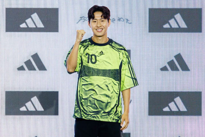 [서울=뉴시스] 최동준 기자 = 파리 생제르맹 이강인이 2일 서울 용산구 현대아이파크몰 더베이스에서 열린 아디다스 '강인 메이드 미 두 잇'(KANGIN MADE ME DO IT) 행사에 참석해 포즈를 취하고 있다. (사진=아디다스 제공) 2025.08.03. photo@newsis.com *재판매 및 DB 금지
