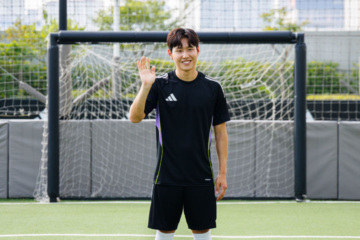 [서울=뉴시스] 최동준 기자 = 파리 생제르맹 이강인이 지난 2일 서울 용산구 현대아이파크몰 더베이스에서 열린 아디다스 '강인 메이드 미 두 잇'(KANGIN MADE ME DO IT) 행사에 참석해 포즈를 취하고 있다. (사진=아디다스 제공) 2025.08.03. photo@newsis.com *재판매 및 DB 금지