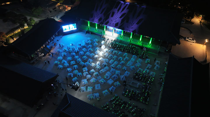 [서울=뉴시스] 고범준 기자 = 지난 2일 지리산 대화엄사 화엄원 특설무대에서 열린 제5회 지리산 대화엄사 모기장영화음악회에서 관객들이 공연을 보고 있다. (사진=지리산 대화엄사 제공) 2025.08.03. photo@newsis.com *재판매 및 DB 금지