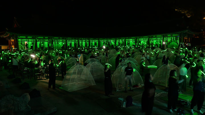 [서울=뉴시스] 고범준 기자 = 지난 2일 지리산 대화엄사 화엄원 특설무대에서 열린 제5회 지리산 대화엄사 모기장영화음악회에서 관객들이 공연을 보고 있다. (사진=지리산 대화엄사 제공) 2025.08.03. photo@newsis.com *재판매 및 DB 금지