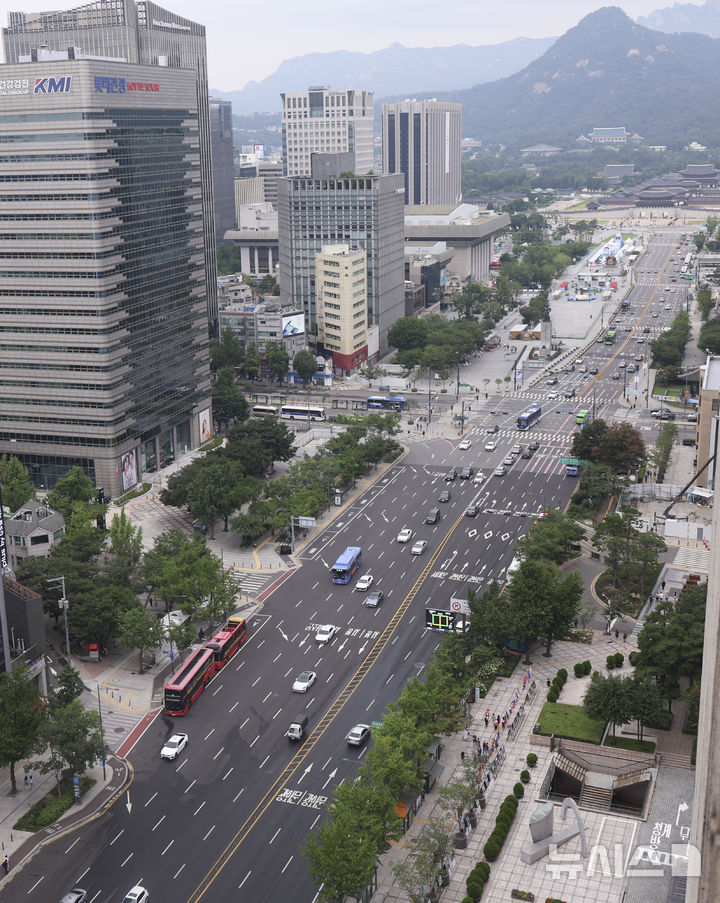 [서울=뉴시스] 김근수 기자 = 본격적인 여름 휴가철을 맞이한 3일 오전 서울 중구 광화문 인근 세종대로가 한산한 모습을 보이고 있다. 2025.08.03. ks@newsis.com