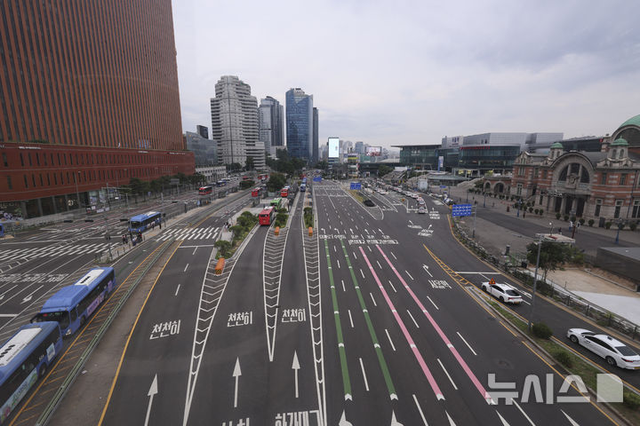 [서울=뉴시스] 김근수 기자 = 본격적인 여름 휴가철을 맞이한 3일 오전 서울역 인근 시내 도로가 한산한 모습을 보이고 있다. 2025.08.03. ks@newsis.com