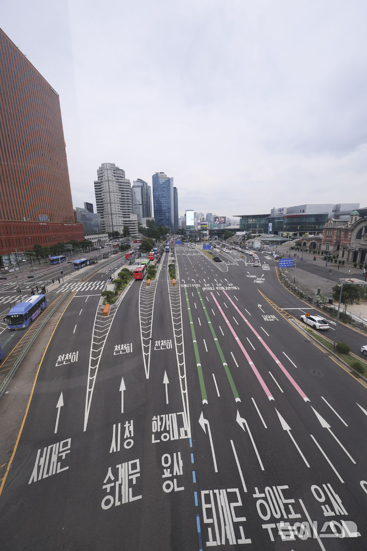 [서울=뉴시스] 김근수 기자 = 본격적인 여름 휴가철을 맞이한 3일 오전 서울역 인근 시내 도로가 한산한 모습을 보이고 있다. 2025.08.03. ks@newsis.com