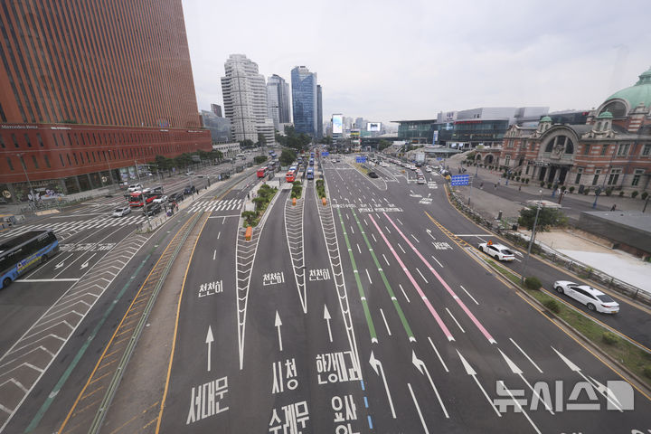 [서울=뉴시스] 김근수 기자 = 본격적인 여름 휴가철을 맞이한 3일 오전 서울역 인근 시내 도로가 한산한 모습을 보이고 있다. 2025.08.03. ks@newsis.com