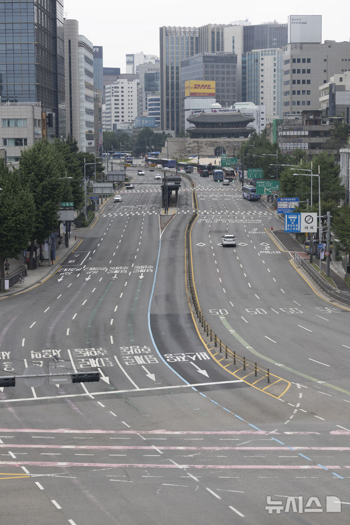 [서울=뉴시스] 김근수 기자 = 본격적인 여름 휴가철을 맞이한 3일 오전 서울시 중구 남대문 인근 시내 도로가 한산한 모습을 보이고 있다. 2025.08.03. ks@newsis.com