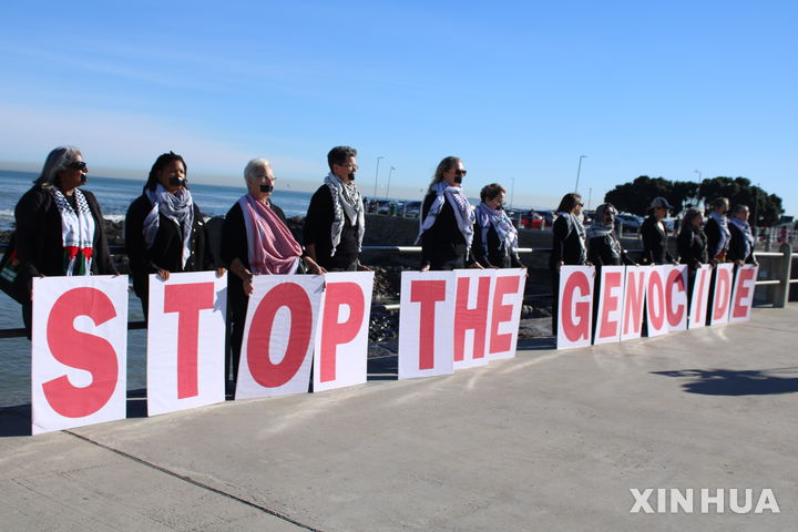 [케이프타운( 남아공)=신화/뉴시스] 남아프리카 공화국의 케이프타운 해변 시포인트 지구에서 시민들이 지난 8월 3일 이스라엘군의 가자지구 무차별 폭격과 학살에 항의하는 침묵시위를 벌이고 있다.&nbsp; 남아공 기자들과 언론사업 종사자들은 17일 대규모 시위와 행진을 하면서 가자시티에서 살해당한 알자지라 특파원 알샤리프의 죽음에 항의했다. 2025. 08.18.
