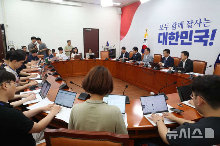 [서울=뉴시스] 조성봉 기자 = 허영 더불어민주당 원내정책수석부대표가 3일 오전 서울 여의도 국회에서 열린 노조법2,3조 개정 관련 기자간담회에서 발언을 하고 있다. 2025.08.03. suncho21@newsis.com