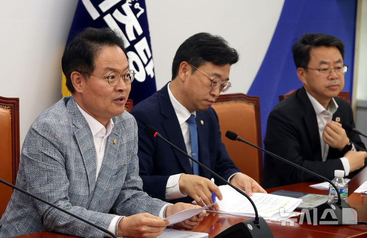 [서울=뉴시스] 조성봉 기자 = 허영 더불어민주당 원내정책수석부대표가 3일 오전 서울 여의도 국회에서 열린 노조법2,3조 개정 관련 기자간담회에서 발언을 하고 있다. 2025.08.03. suncho21@newsis.com