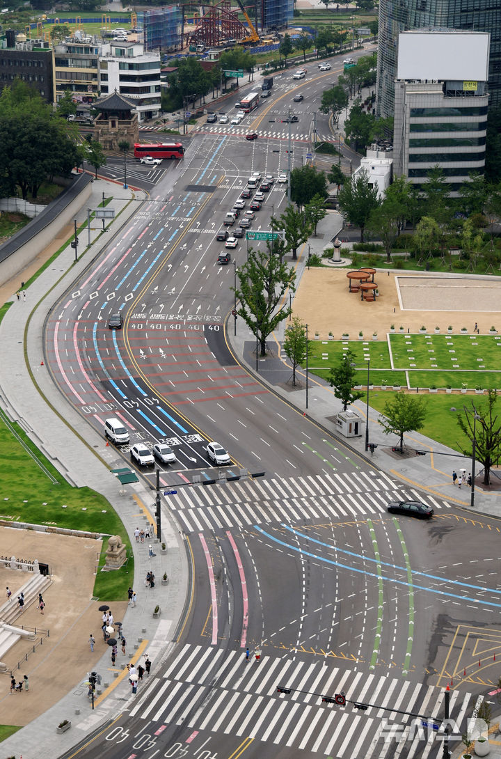 [서울=뉴시스] 추상철 기자 = 본격적인 여름 휴가철인 3일 오전 서울 종로구 광화문 앞 도로가 비교적 한산한 모습을 보이고 있다. 2025.08.03. scchoo@newsis.com