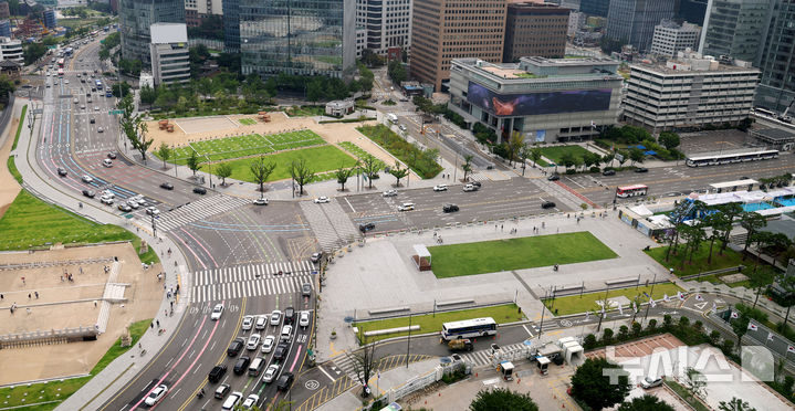[서울=뉴시스] 추상철 기자 = 본격적인 여름 휴가철인 3일 오전 서울 종로구 광화문 앞 도로가 비교적 한산한 모습을 보이고 있다. 2025.08.03. scchoo@newsis.com