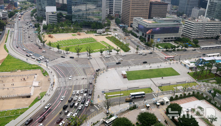 [서울=뉴시스] 추상철 기자 = 본격적인 여름 휴가철인 3일 오전 서울 종로구 광화문 앞 도로가 비교적 한산한 모습을 보이고 있다. 2025.08.03. scchoo@newsis.com