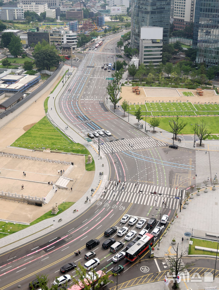 [서울=뉴시스] 추상철 기자 = 본격적인 여름 휴가철인 3일 오전 서울 종로구 광화문 앞 도로가 비교적 한산한 모습을 보이고 있다. 2025.08.03. scchoo@newsis.com